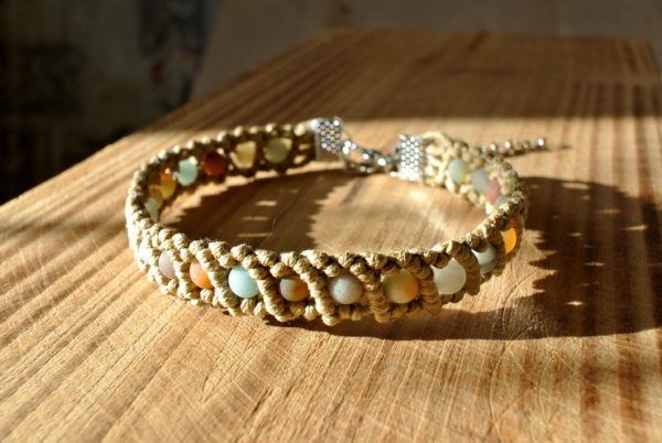 Браслет с каменными бусинами в технике микромакраме.