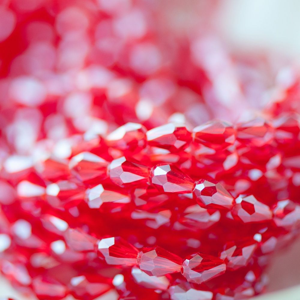 бусина "капля", граненая, стекло, цвет красный радужный, 6х4 мм