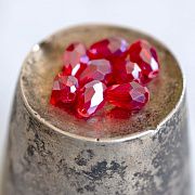 Бусина "Капля", граненая, стекло, цвет красный радужный, 6х4 мм