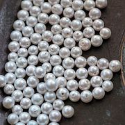 Ракушечный жемчуг круглый, текстурированный, цвет бело-кремовый, 5.5-7 мм