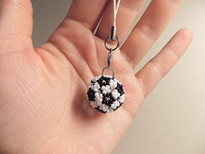 Плетеный брелок из бисера