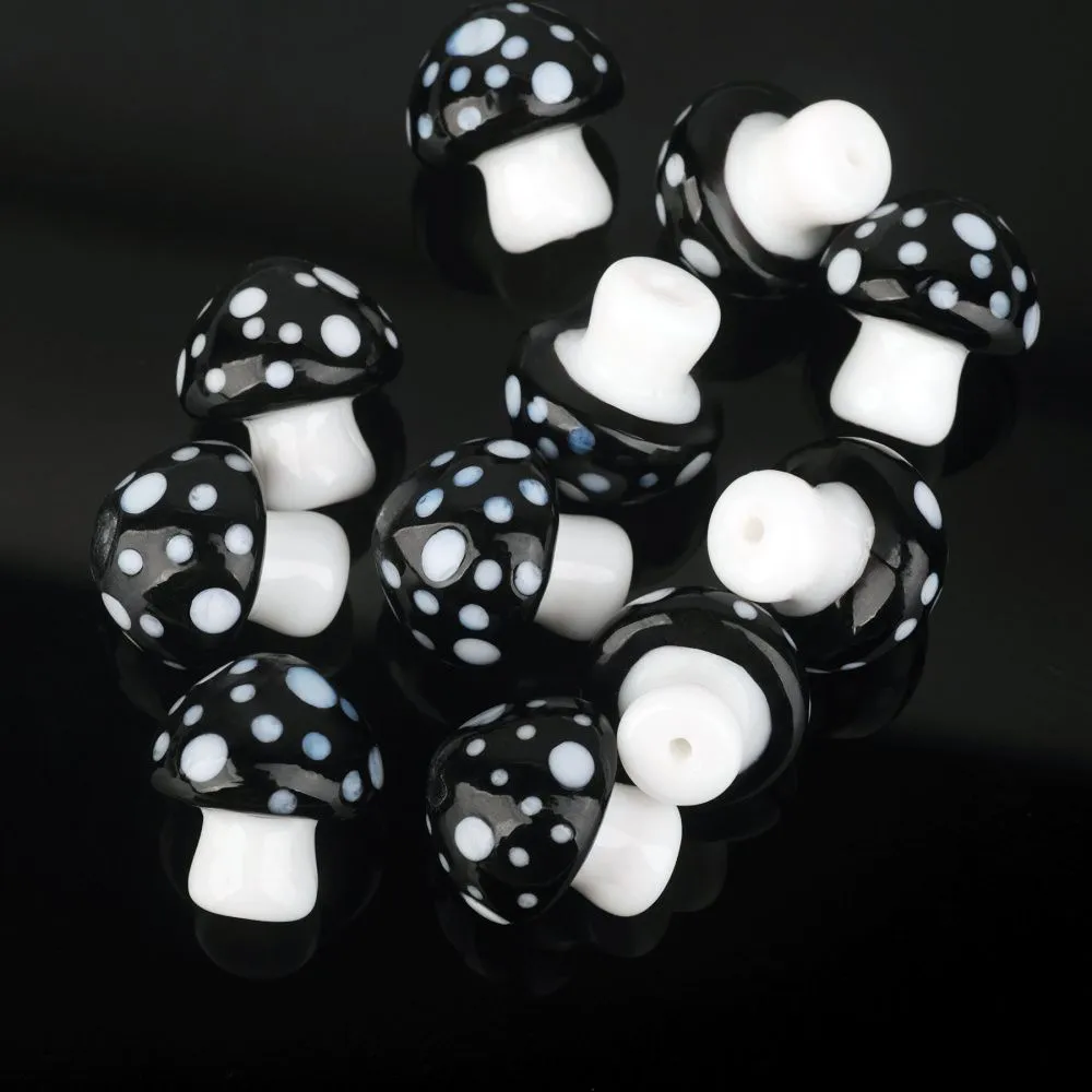 бусина, лэмпворк "мухомор", стекло, цвет белый/черный, 22-23x19.5-20.5 мм