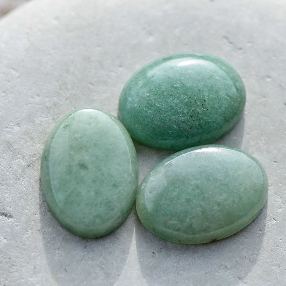 кабошон авантюрин овальный, цвет светло-зеленый, 25х18х7 мм