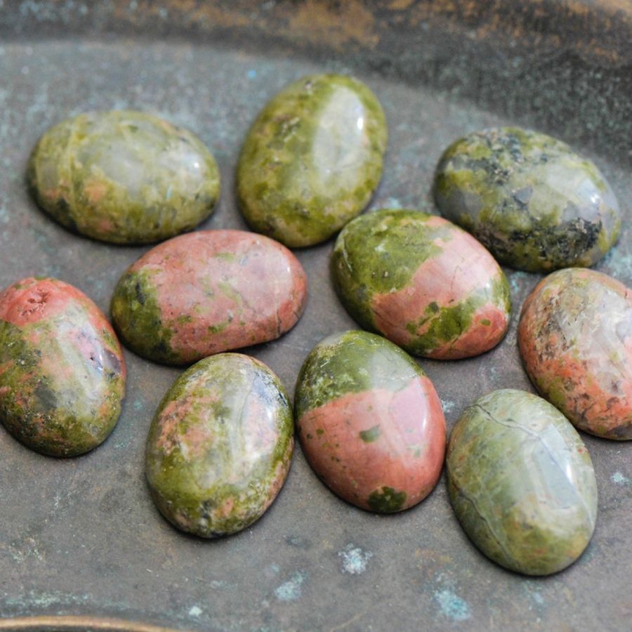 кабошон унакит овальный, цвет зеленый, 18х13х5 мм