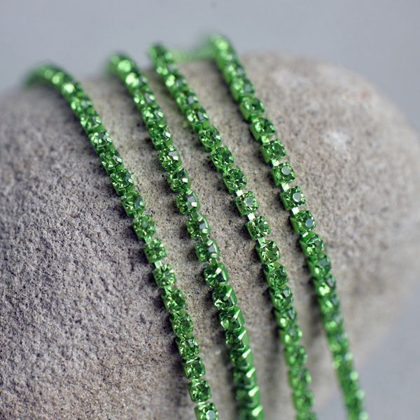 цепочка "стар", со стразами lt.peridot, цвет светло-зеленый, 2.5 мм, стразовая лента