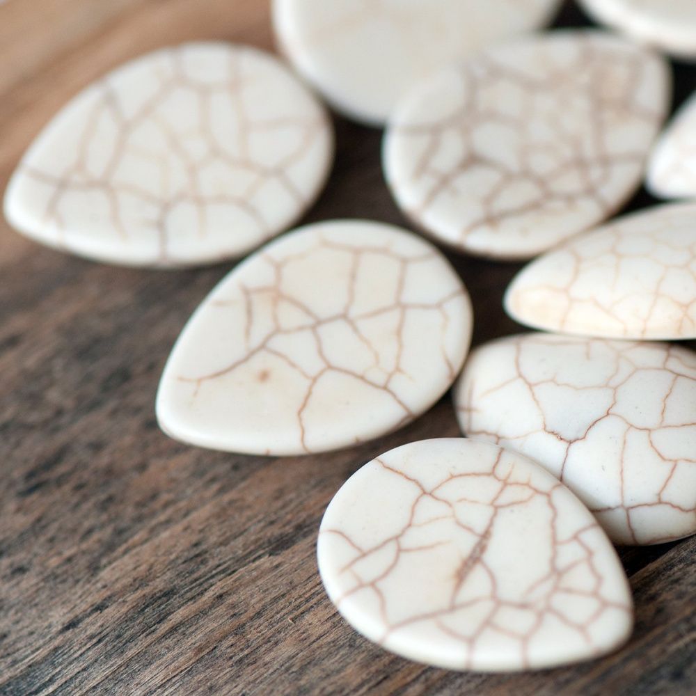 кабошон бирюза синтетическая, каплевидный, цвет античный белый, 25x18x6 мм