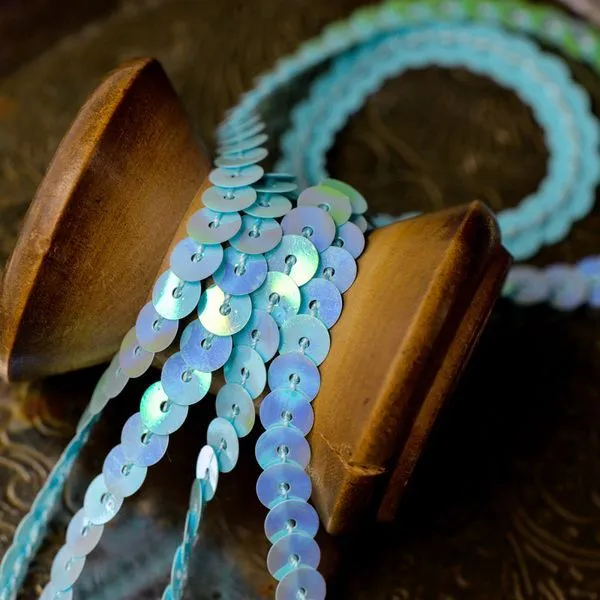 пайетки на нити, цвет светло-бирюзовый радужный, диаметр 6 мм