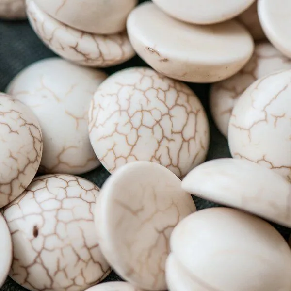 кабошон бирюза синтетическая, круглый, цвет античный белый, 16x5 мм