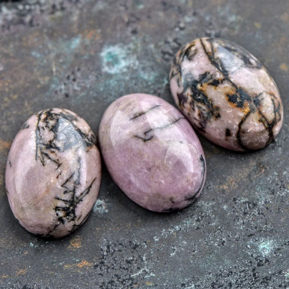 кабошон родонит овальный, цвет черно-розовый, 18х13х6 мм